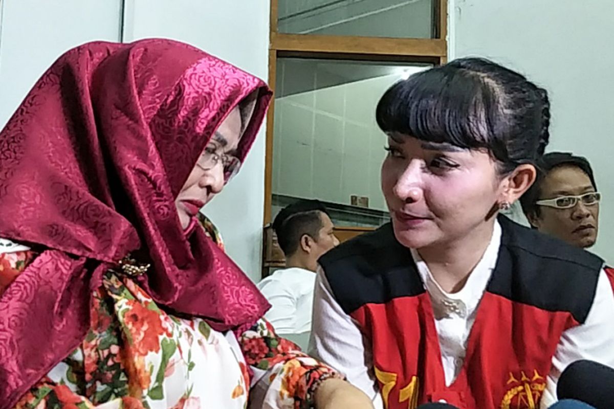 Artis peran Roro Fitria meminta maaf pada sang ibu di Pengadilan Negeri Jakarta Selatan, Rabu (10/10/2018).