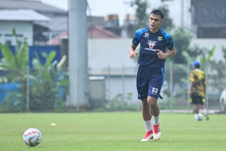 Pasca cedera Rachmat Irianto terlihat dalam latihan perdana Persib Bandung di tahun 2024, Rabu (10/1/2024) di Stadion Persib, Sidolig, Bandung. Ia melakoni latihan secara penuh. 
