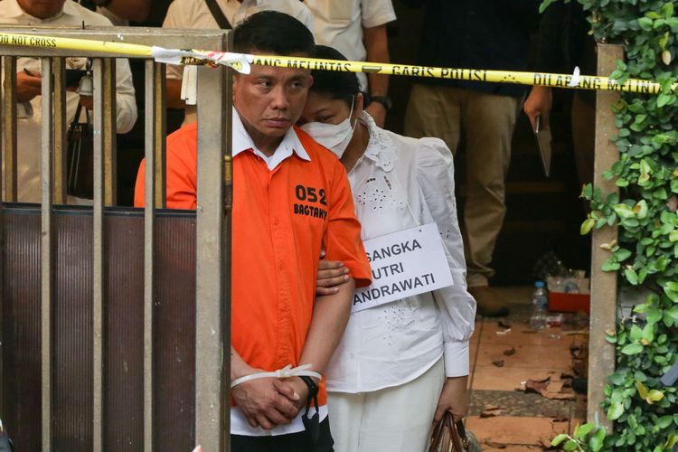 Tersangka Ferdy Sambo dan Putri Candrawathi  saat menjalani rekonstruksi kasus pembunuhan Brigadir J di rumah dinas Ferdy Sambo, Duren Tiga, Jakarta Selatan, Selasa (30/8/2022). Tim Khusus (Timsus) Polri menggelar rekonstruksi kasus pembunuhan berencana Brigadir J atau Nofriansyah Yosua Hutabarat.