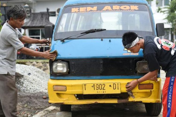 Anak-anak bisa membantu pekerjaan orang dewasa yang tinggal serumah dengan dirinya. Banyak hal bisa dikerjakan, dari membuat peuyeum, keramik sampai mencuci angkot.