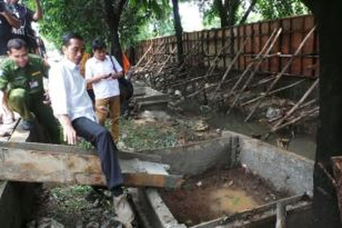 Gubernur Jakarta Joko Widodo meninjau tanggul Kali Grogol di tepi Jalan Letjen S Parman, Jakarta Barat. Saban hujan, jalan itu tergenang air.