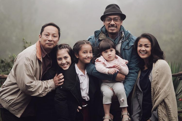 Sutradara Ismail Bashbet (bertopi) berfoto dengan para bintang Keluarga Cemara 2 (dari kiri) Ringgo Agus, Adhisty Zara, Widuri Putri, dan Nirina Zubir.