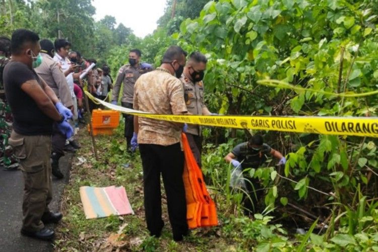 Polisi saat melakukan olah TKP di lokasi penemuan mayat di Talaud, Sulut.