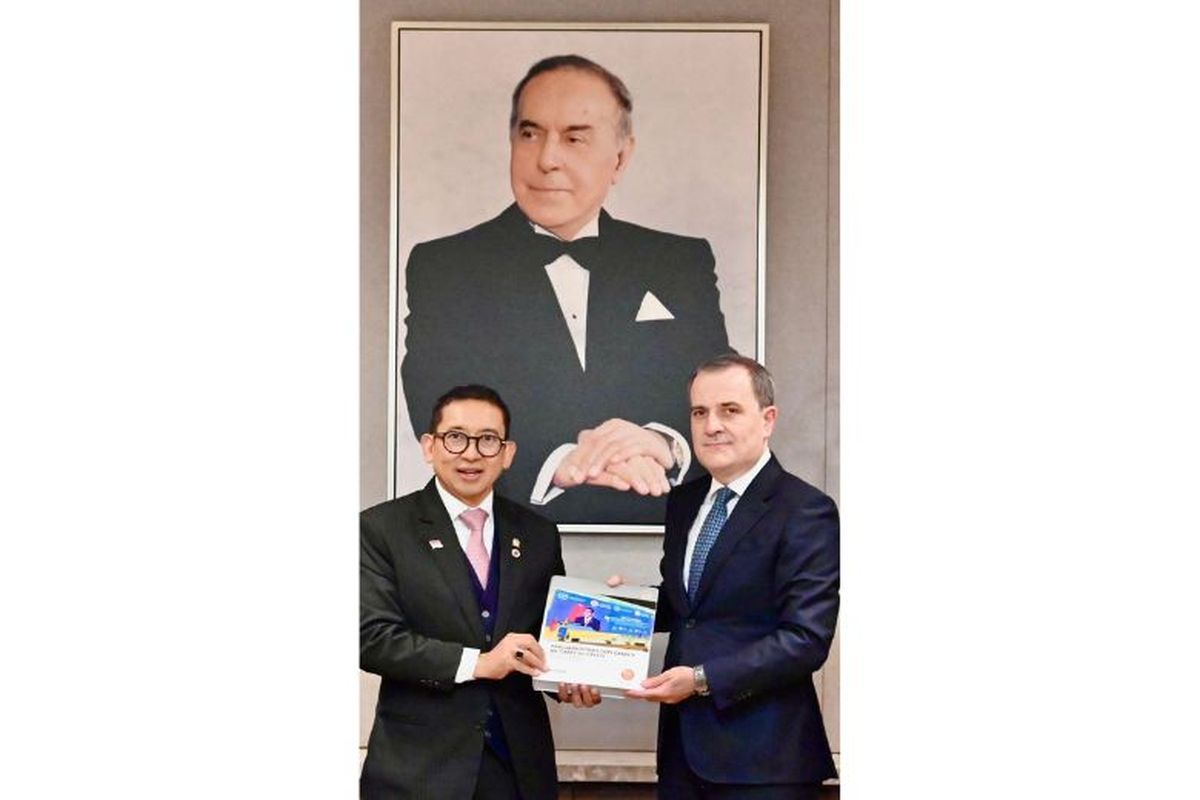Ketua Badan Kerja Sama Antar Parlemen (BKSAP) Dewan Perwakilan Rakyat (DPR) Republik Indonesia (RI) Fadli Zon saat bertemu dengan Menteri Luar Negeri (Menlu) Azerbaijan Jeyhun Bayramov di Gedung Kementerian Luar Negeri Azerbaijan, Azerbaijan, Jumat (23/2/2024). 