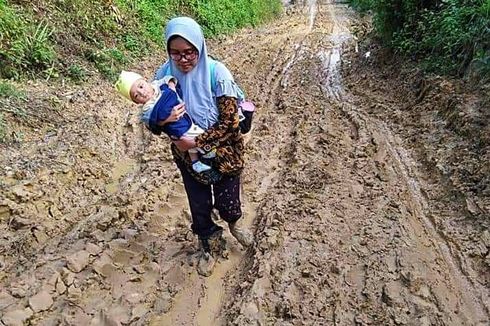 Viral, Guru SMP Gendong Bayi Lewati Jalanan Berlumpur Menuju Sekolah