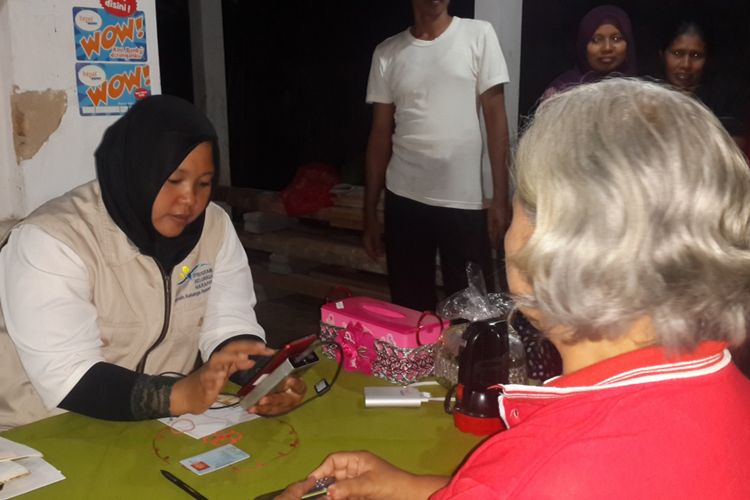 Farida Masrurin (35) seorang pendamping PKH di Kabupaten Blitar saat melayani nasabah laku pandai BTPN Wow!, Jumat (5/5/2017)