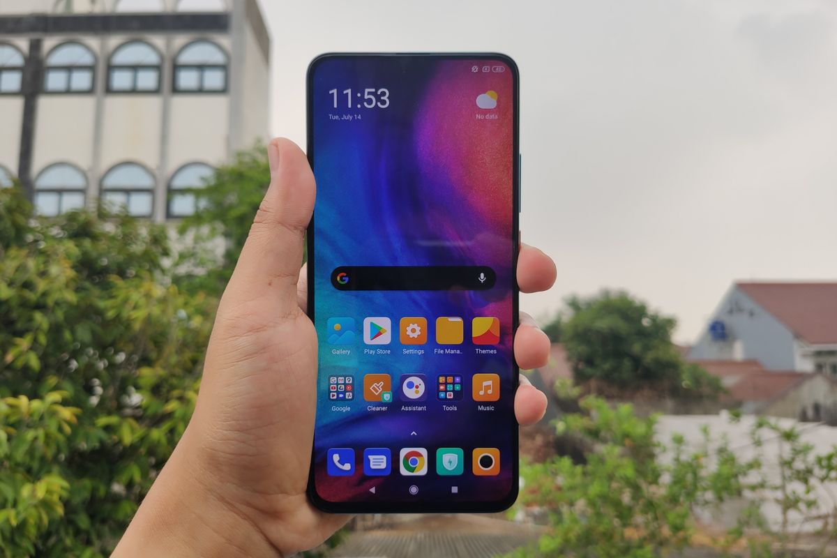 Poco F2 Pro tampak depan.