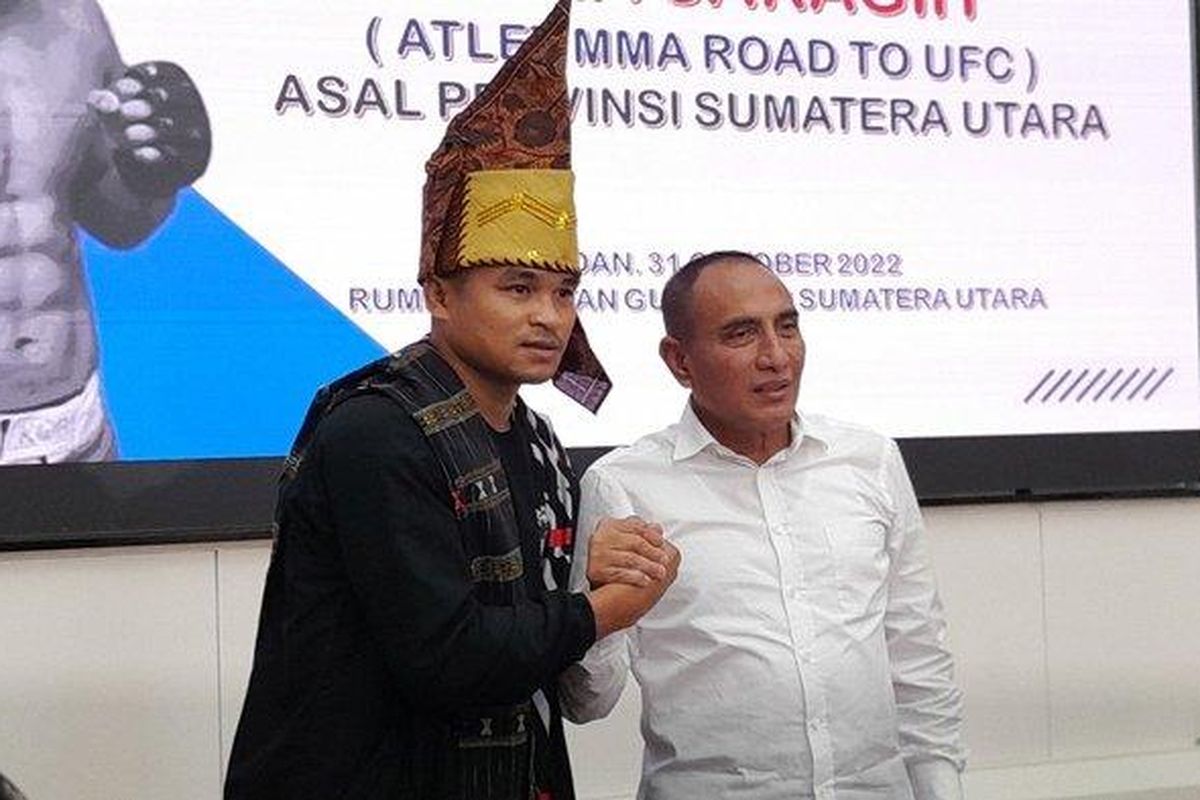 Petarung bela diri campuran asal Simalungun, Sumut, Jeka Saragih curhat soal jalan rusak yang ada di kampungnya, Desa Bahpasunsang, Kecamatan Raya Kabupaten Simalungun saat bertemu Gubernur Sumatera Utara Edy Rahmayadi di rumah dinasnya, Senin (31/10/2022). 

