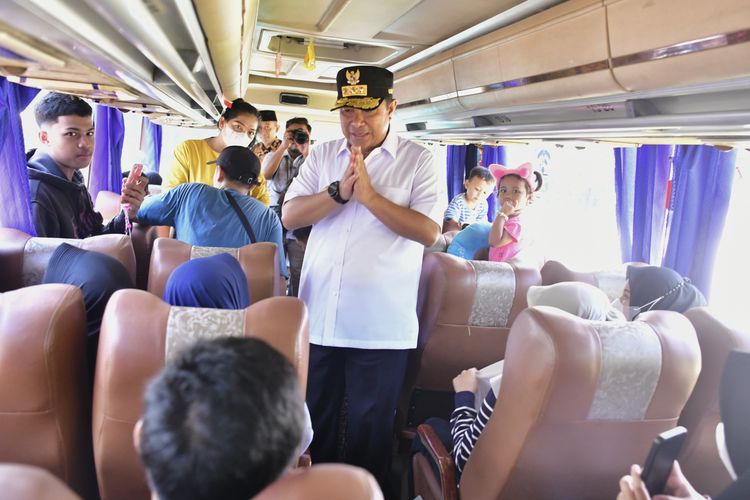 Penjabat (Pj) Gubernur Sulawesi Selatan (Sulsel) Bahtiar Baharuddin melepas keberangkatan 500 peserta mudik Lebaran dalam rangkaian program Mudik Gratis di Lapangan Rumah Jabatan Gubernur, Sabtu (6/4/2024).