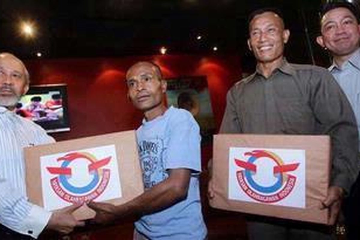 Santunan Yayasan Olahragawan Indonesia (YOI) untuk mantan atlet nasional di FX Plaza, Jakarta, Rabu (24/8/11). Dari kiri ke kanan: Ketua YOI Andjasmara, mantan petinju nasional Hasan Lobubun, mantan binaragawan nasional Wempie Wungai, dan pengurus YOI Dirgantoro Soebroto.