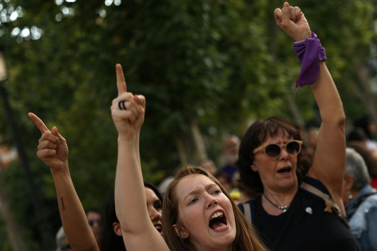 Para perempuan berkumpul di Mahkamah Agung Spanyol buntut kasus Sarang Serigala. Yakni lima orang memperkosa bocah 14 tahun pada 2016 lalu. Kelima pemerkosa itu menerima hukuman ringan karena korban dianggap tidak melawan balik.