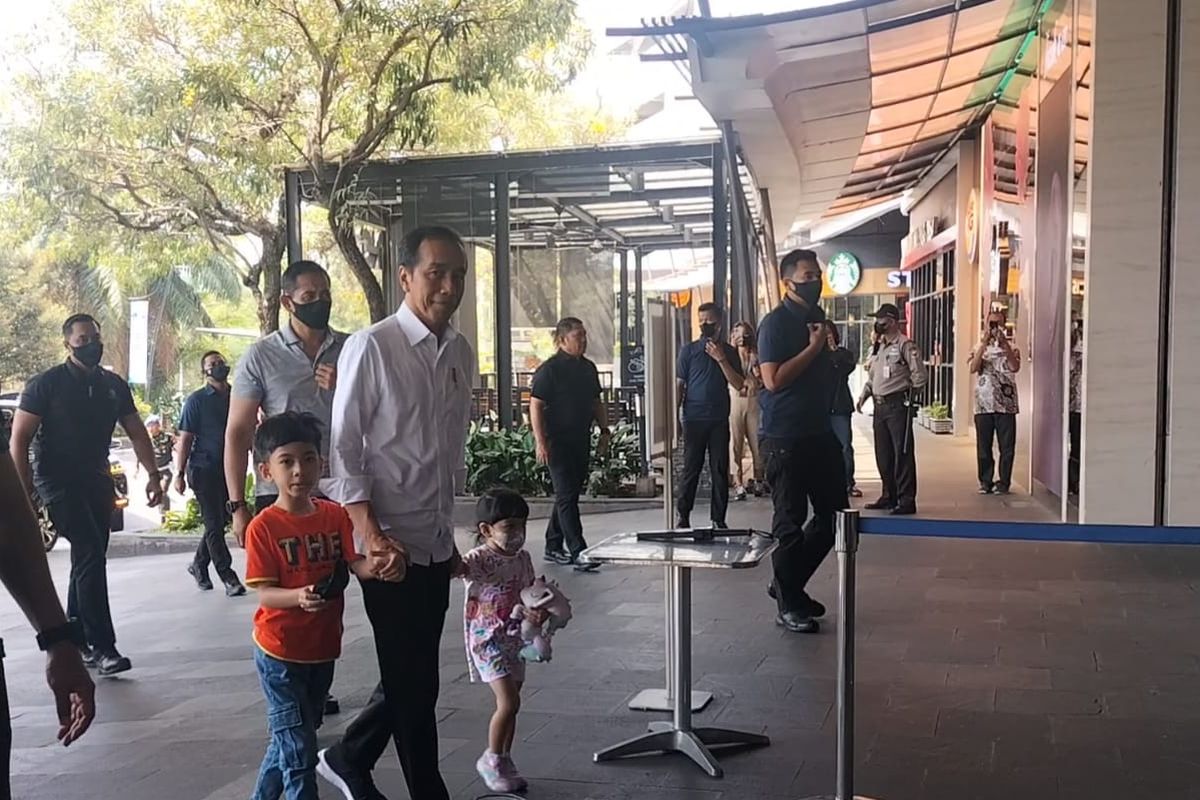 Presiden Joko Widodo (Jokowi) bersama dua cucunya, Jan Ethes Srinarendra dan La Lembah Manah saat mengunjungi Mal Solo Paragon di Kota Solo, Jawa Tengah, Minggu (4/6/2023).