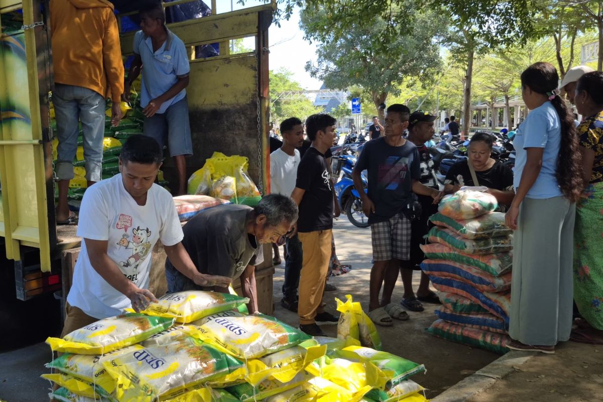 Penyaluran beras program Stabilisasi Pasokan dan Harga Pangan (SPHP) oleh PLBN Motaain di Kabupaten Belu, Nusa Tenggara Timur, Selasa (14/4/2026). Sebanyak 9 ton beras kemasan 5 kg dijual Rp 60.000 per sak dalam operasi pasar murah untuk membantu kebutuhan warga perbatasan.