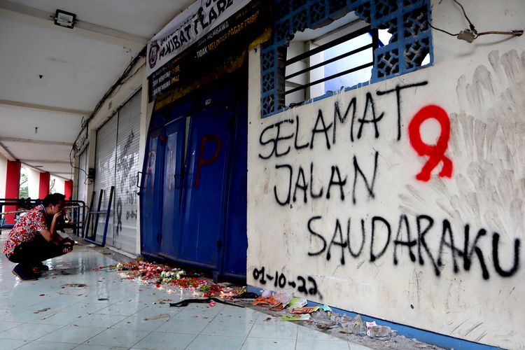 Hari kedua kondisi stadion pasca tragedi yang terjadi pada pekan ke-11 Liga 1 2022-2023 seusai pertandingan bertajuk Derbi Jawa Timur, Arema FC melawan Persebaya Surabaya di Stadion Kanjuruhan Kepanjen, Kabupaten Malang, Senin (3/10/2022) siang.