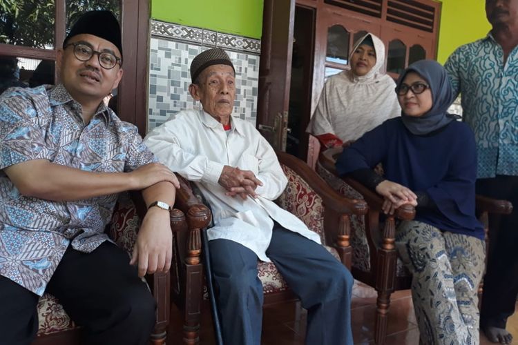Sudirman Said bertemu dengan kakaknya Mardhono disela kunjungannya ke TPS di Brebes, Rabu (27/6/2018)