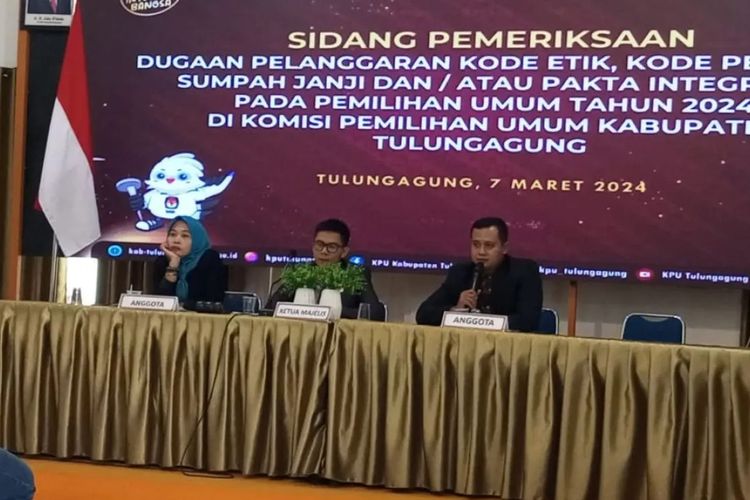 Oknum PPK Boyolangu M Hasan Maskur saat menjalani sidang majelis etik KPU Tulungagung di kantor KPU Tulungagung, Kamis (7/3/2024). ANTARA/HO-Jp