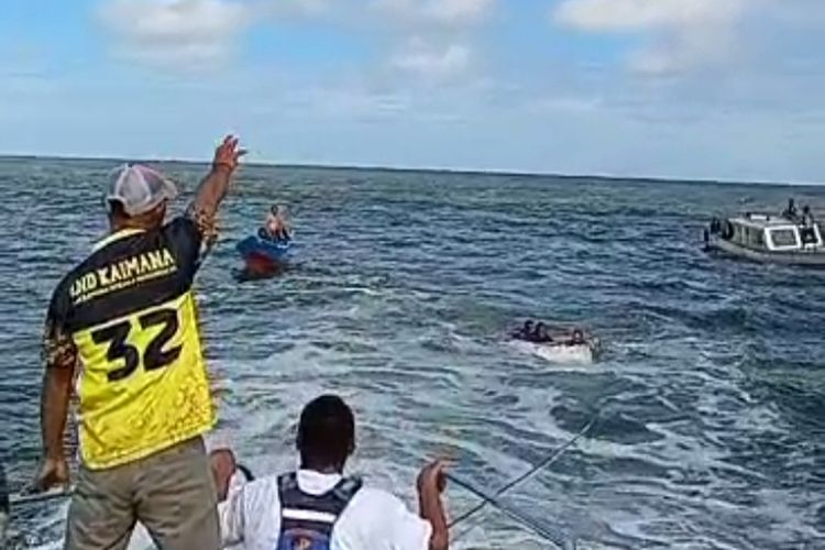 Upaya pencarian salah satu korban kecelakaan perahu terbalik di Kaimana Papua Barat 