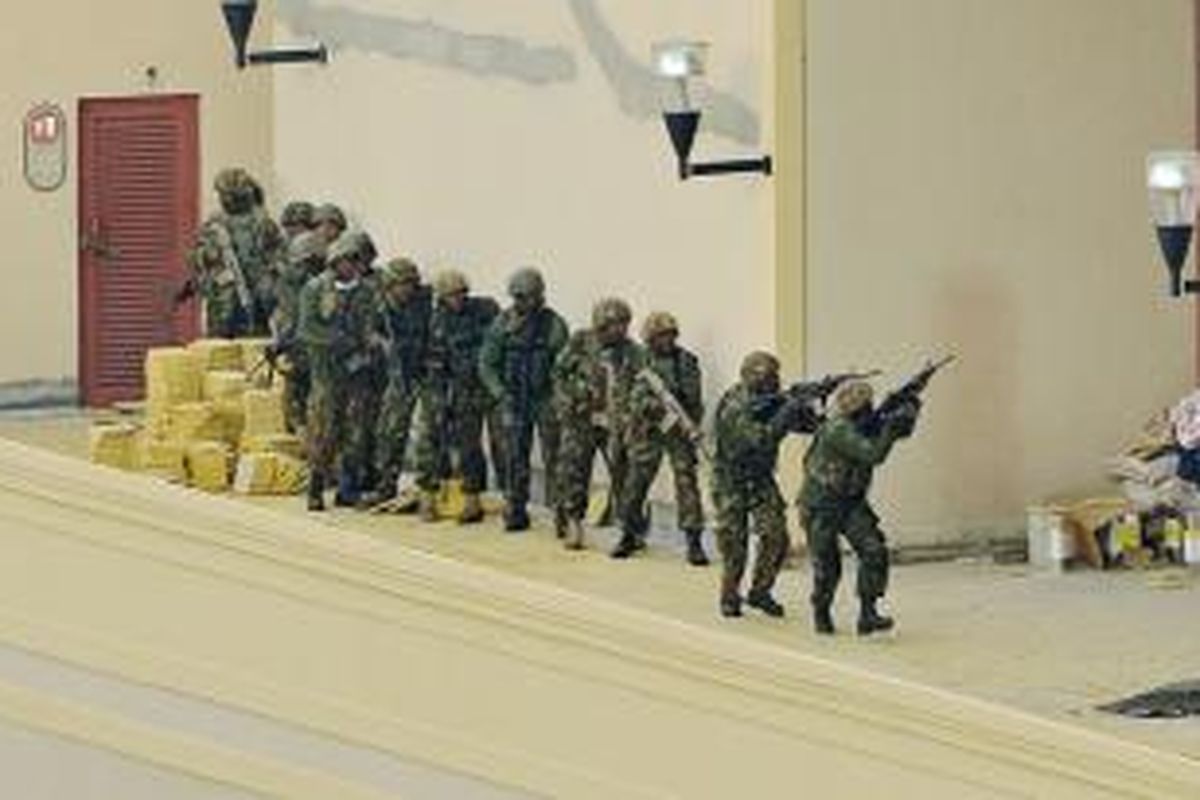 Pasukan Kenya melakukan manuver di salah satu sudut pusat perbelanjaan Westgate, Nairobi yang diduduki kelompok militan Al-Shabab selama empat hari yang menyebabkan 62 orang tewas.