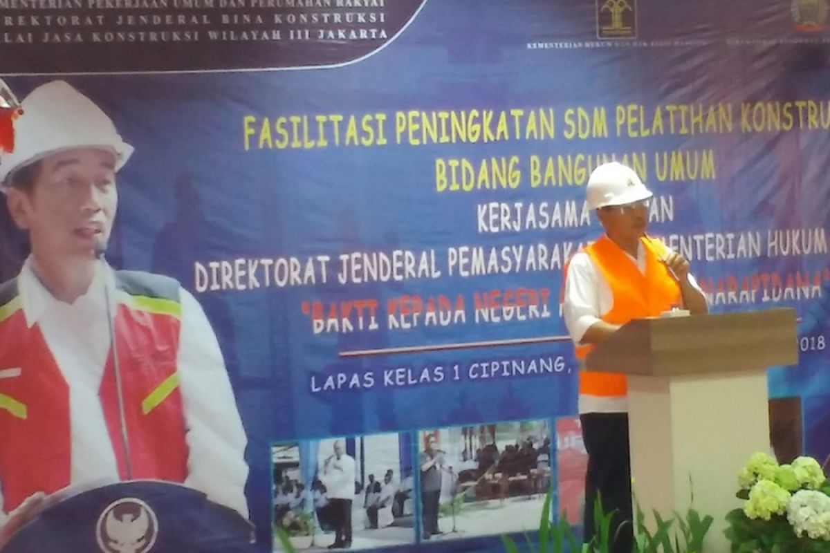 Direktur Jenderal Bina Konstruksi Kementerian PUPR Syarif Burhanuddin memberikan sambutan dalam pelatihan dan sertifikasi tenaga kerja konstruksi di Lapas Cipinang, Jakarta, Senin (30/7/2018).