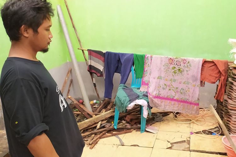 Bagian dapur rumah ambles akibat tanah bergerak di Dusun Semaya, RT 6 RW 6 Desa Sunyalangu, Kecamatan Karanglewas, Kabupaten Banyumas, Jawa Tengah, Jumat (11/12/2020).