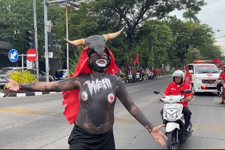 Relawan Eri Cahyadi-Armuji berpenampilan menyerupai banteng, saat ke KPU Surabaya, Rabu (28/8/2024).