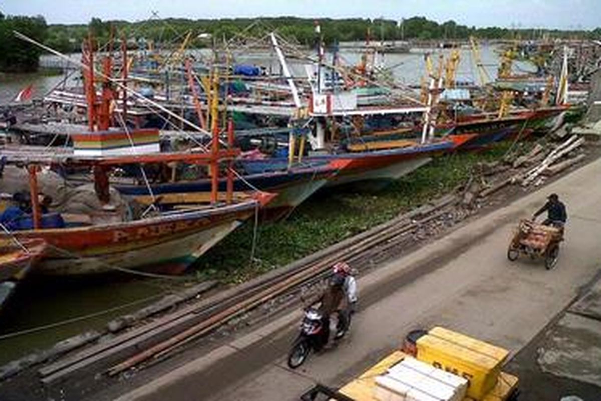 Nelayan Morodemak, Kabupaten Demak terpaksa tidak dapat melaut karena gelombang tinggi, Selasa (10/1).WEN