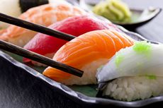 Bahaya Kesehatan di Balik Makan Sushi