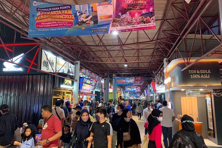 Hari terakhir penyelenggaraan Jakarta Fair Kemayoran 2022, warga penuhi stan-stan kuliner hingga stan otomotif di area JIExpo Kemayoran, Minggu (17/7/2022).