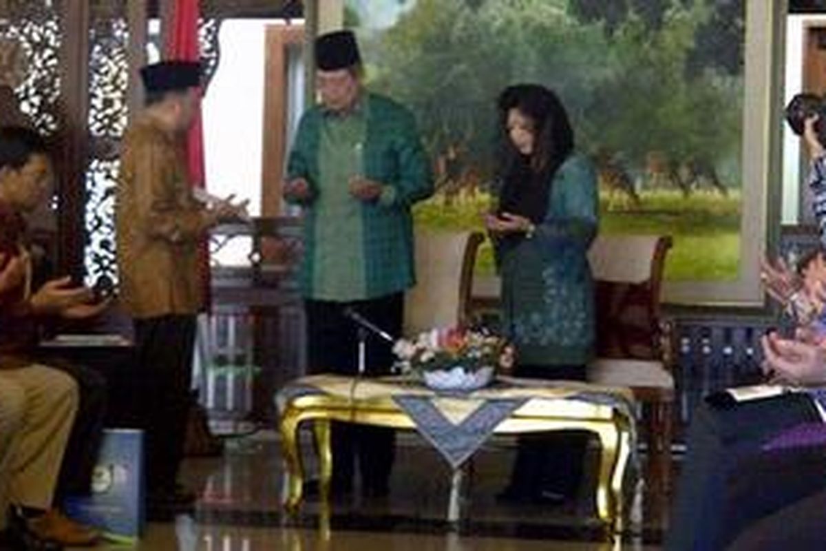 Presiden Susilo Bambang Yudhoyono dan Ibu Negara Ani Yudhoyono melantunkan doa usai menyerahkan zakat melalui Badan Amil Zakat Nasional (Baznas) di kediamannya di Puri Cikeas, Sabtu (27/8/2011).