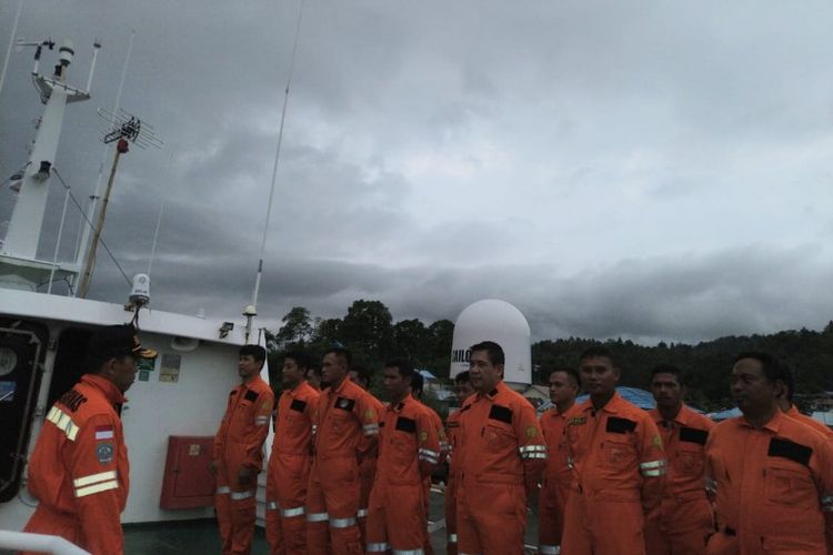 Personel Tim SAR saat hendak bertolak menuju LKP untuk melakukan evakuasi terhadap tujuh ABK yang tenggelam di Perairan Sitaro, Sulut, Kamis (25/4/2019).