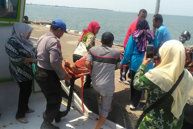 Satpolair Polres Jepara bersama tim medis berhasil mengevakuasi Fitria (30), warga pulau panjang? menuju pelabuhan pantai kartini Jepara, Jumat (10/11/2017).