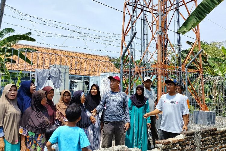 Warga menggelar aksi damai menolak perpanjangan kontrak izin operasional tower BTS yang berdiri di wilayah pemukiman padat penduduk di RT 01, RW 01, Kelurahan Debong Lor, Kota Tegal, Jawa Tengah, Senin (4/9/2023) lalu