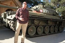 Sambil Naik Tank, Arnold Schwarzenegger Gilas Sebuah Taksi