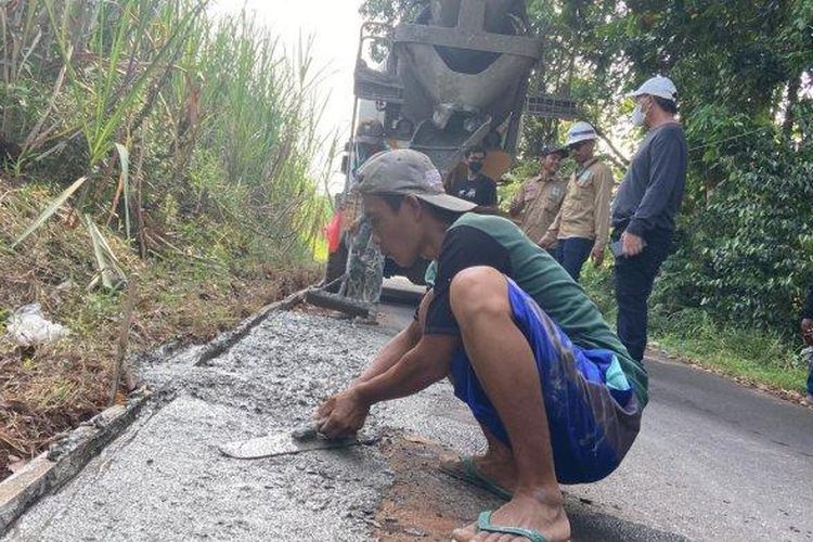 Crazy Rich HB Rasiman tinjau proses cor dan pelebaran jalan di Desa Lebo, Kecamatan Gringsing, Batang.