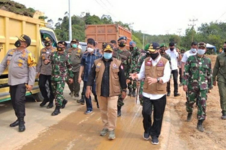 Gubernur Riau Syamsuar saat meninjau jalan amblas di Desa Tanjuong Alai, Kecamatan XIII Koto Kampar, Kabupaten Kampar, Riau, Rabu (28/10/2020).