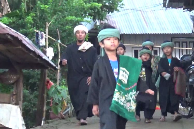 Ratusan jemaah An Nazir di Kabupaten Gowa, Sulawesi Selatan merayakam idul adha mendahuli pemerintah. Senin, (19/7/2021).
