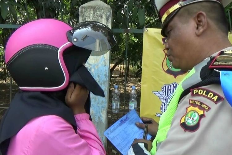 Mahasiswi Menangis Karena ditilang Polisi Saat Operasi Patuh Jaya di Jalan DI Panjaitan, Cawang, Jakarta Timur, Jumat (30/8/2019).
