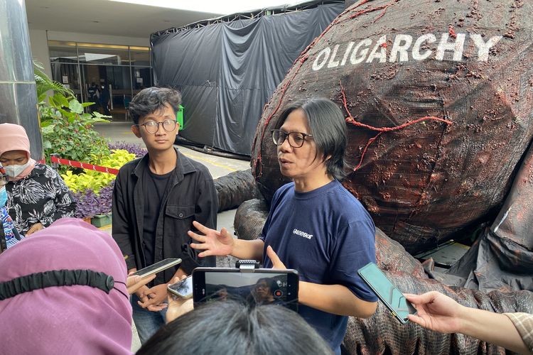 Kevin Wisnumurthi Adhi Nugroho, Kepala Departemen Lingkungan Hidup BEM UI 2022 (kiri) dan Arie Rompas, Juru Kampanye Hutan Greenpeace Indonesia (kanan) di acara Youth Fest 2022: Rebuild Indonesia yang digelar pada 28 Oktober 2022 di Jakarta.