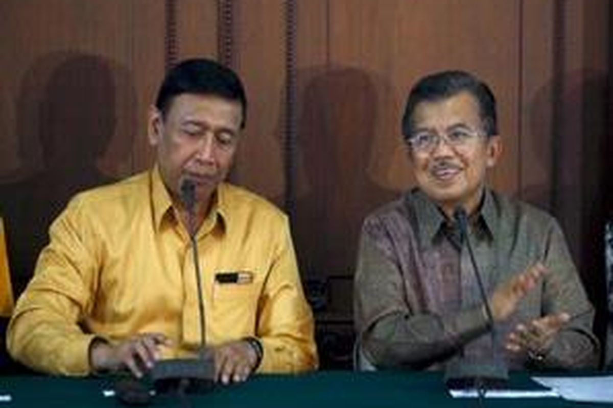 Jusuf Kalla dari Partai Golkar dan Wiranto dari Partai Hanura disela-sela mendeklarasikan diri sebagai pasangan calon presiden dan calon wakil presiden dalam Pilpres 2009 di Kediaman Wakil Presiden, Jusuf Kalla, Jakarta, Jumat (1/5) malam.