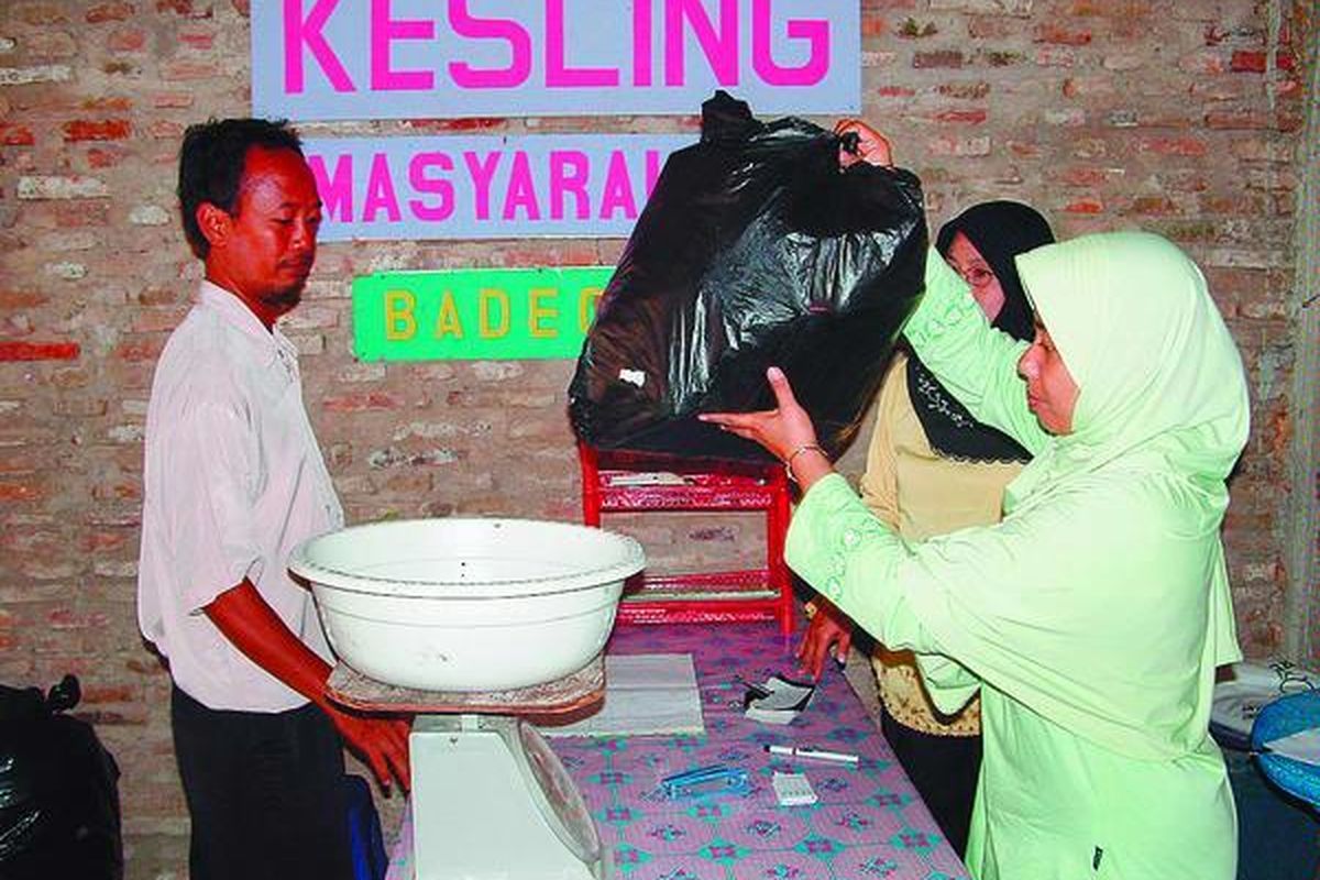 Nasabah menabung sampah dalam bungkusan di Bank Sampah Gemah Ripah di Dusun Bandegan Bantul, Oktober 2008.  