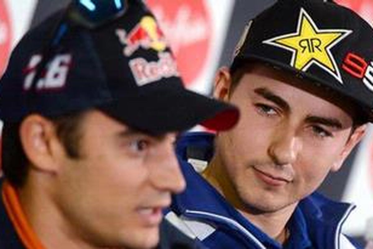 Pebalap Yamaha, Jorge Lorenzo (kanan), dan pebalap Repsol Honda, Dani Pedrosa, dalam jumpa pers selang GP Australia, Kamis (25/10/2012).