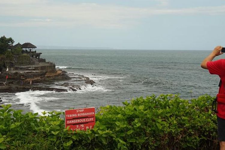 Wisatawan mancanegara di obyek wisata Pura Tanah Lot, Kabupaten Tabanan, Bali, Jumat (26/6/2015).