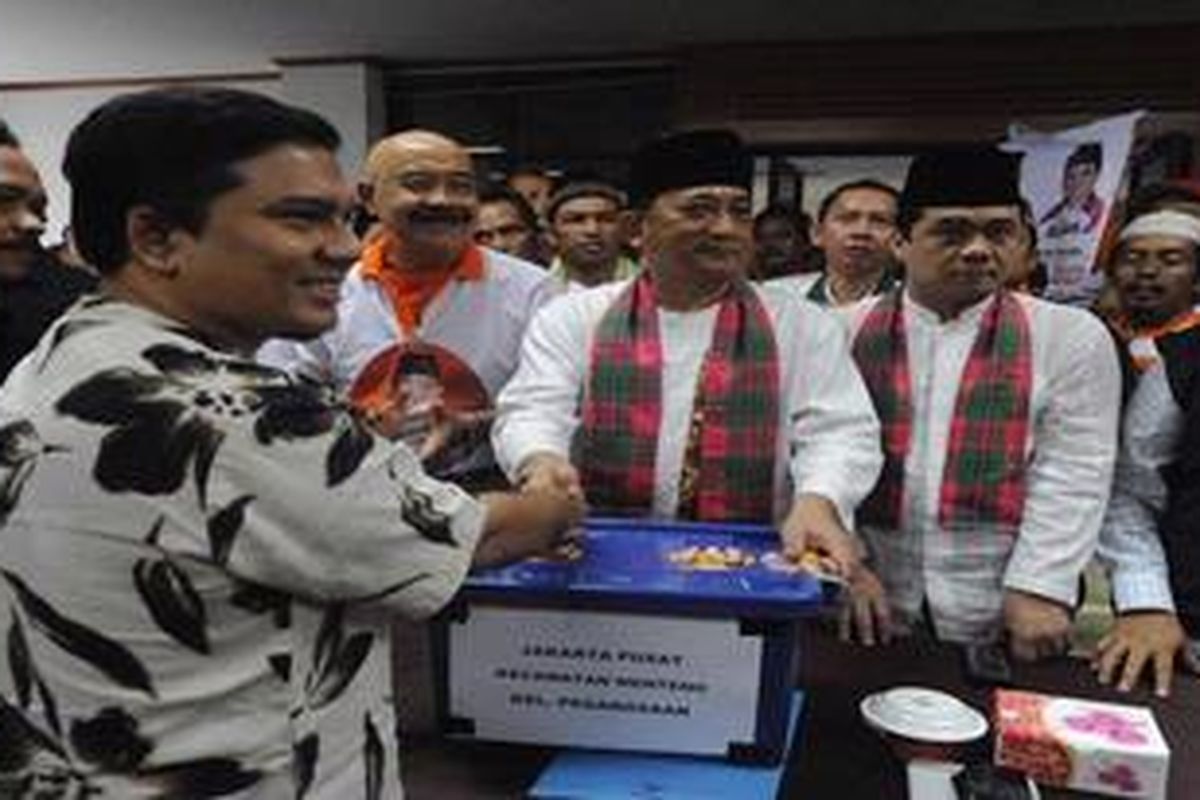 Pasangan calon gubernur dan wakil gubernur (cagub-cawagub) DKI Jakarta, Hendardji Soepandji - Ahmad Riza Patria (baju koko-peci hitam-sarung merah) mendatangi Komisi Pemilihan Umum Daerah Jakarta, Minggu (8/4/2012). Pasangan cagub-cawagub dari jalur independen tersebut menyerahkan KTP tambahan sebanyak 14 ribu untuk melengkapi jumlah KTP yang telah diserahkan sebelumnya. Total KTP yang diserahkan pasangan tesebut ke KPUD berjumlah 29.678.  