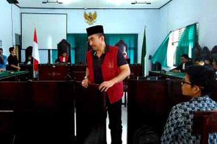 Gatot Brajamusti usai menjalani sidang di Pengadilan Negeri Mataram, Senin (9/1/2017).