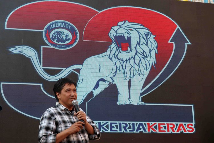 Media Officer Arema FC, Sudarmadji mewakili manajeman saat meluncurkan jargon dan logo perayaan ulang tahun ke-32 di Kawasan Sawojajar Malang, Jawa Timur, Sabtu (3/8/2019) sore.