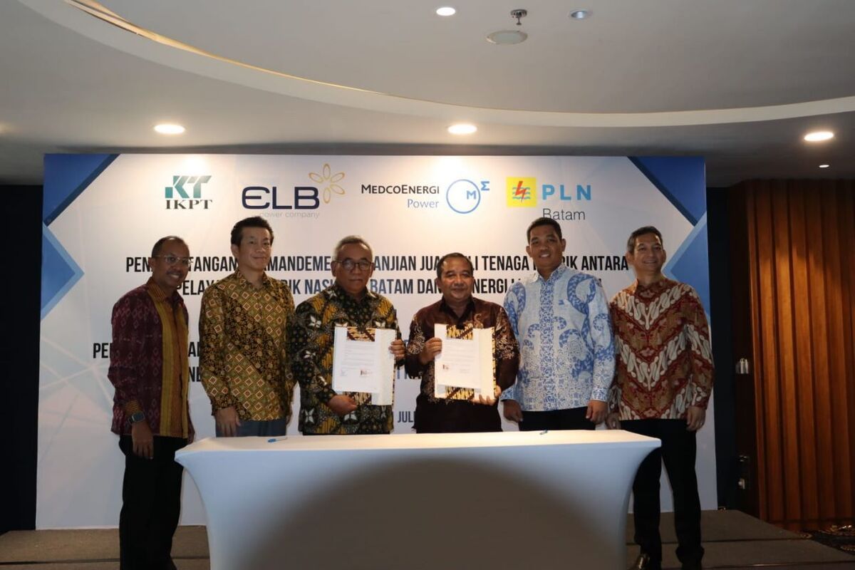 Kolaborasi PT PLN Batam dan PT ELB untuk meningkatkan kapasitas Pembangkit Listrik Tenaga Gas Uap (PLTGU) Tanjung Uncang yang diharapkan diharapkan makin memperkuat kelistrikan Batam dan menghasilkan efisiensi bagi kedua perusahaan. (Kiri ke kanan: Direktur Utama PT Medco Power Indonesia Eka Satria, Director PT Kansai Electric Power Indonesia Takeshi Shimada, Direktur Utama PT Energi Listrik Batam Bambang Urip Setiawan Adi, Direktur Utama PT PLN Batam Muhammad Irwansyah Putra, EVP Divisi Pengendalian Pembangkit dan IPP PT PLN (Persero) Emir Muhaimin dan Komisaris Utama PT Medco Power Indonesia Amri Siahaan).