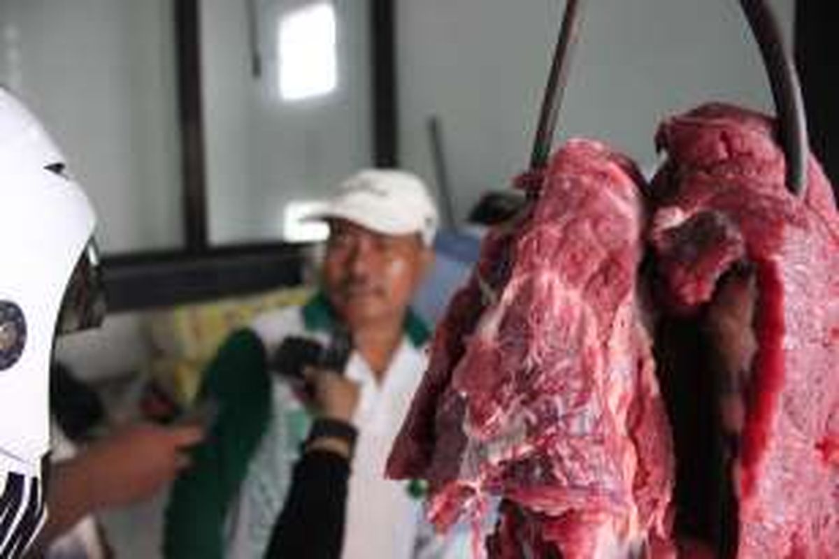 Penjual daging sapi segar di Nunukan Ahmad. Upaya pemerintah menekan harga daging sapi segar hingga 80.000 rupiah akan sulit tercapai diwilayah perbatasan karena untuk memenuhi kebutuhan daging sapi segar di Bulan ramadhan penjual daging sapi di Nunukan harus mendatangkan dari Gorontalo.