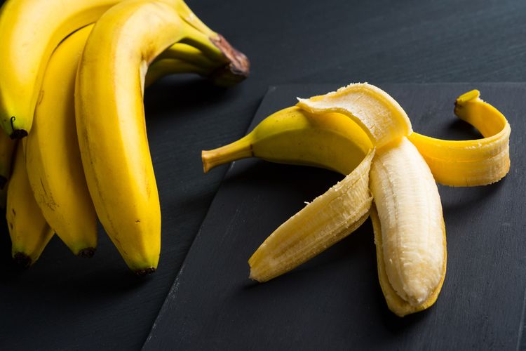 Ilustrasi mengupas pisang yang benar.