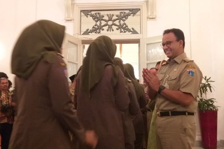 Gubernur DKI Jakarta Anies Baswedan menyalami pegawai Balai Kota, Senin (10/6/2019).