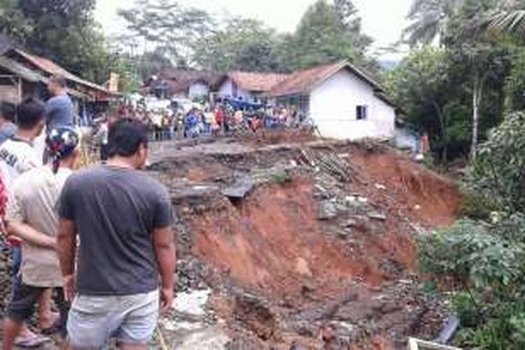 Jalan menuju wisata Pantai Selatan Tasikmalaya di Kecamatan Salopa mengalami amblas akibat cuaca buruk dan merobohkan dua bangunan di atasnya terputus total akibat guyuran hujan deras seharian, Sabtu (17/9/2016) dini hari tadi.
